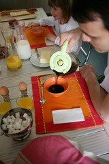Homme prenant son petit déjeuner
