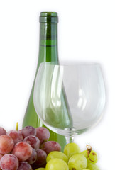 botella y copa de vino aislado en fondo blanco