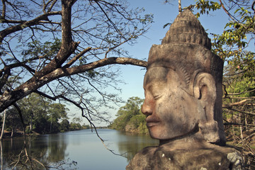 Statue de pierre à l'entrée du site BAYON des temples d'Angkor