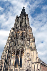 Fototapeta na wymiar Il campanile della cattedrale di Ulm - Germania