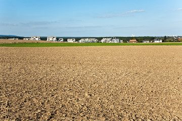 Landschaft mit Feldern und Siedlungen am Horizont