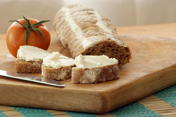 baguette as a snack with cottage cheese