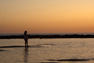 Niña mirando el atardecer II