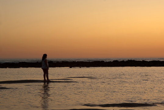 Ni&ntilde;a mirando el atardecer II