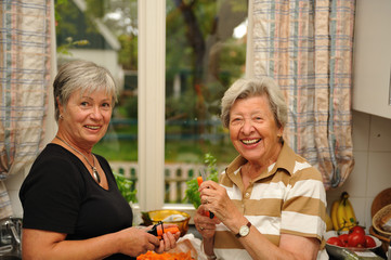 Zwei Seniorinnen in der Küche