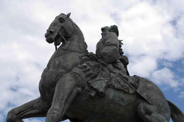 Monument queen Elizabeth set three