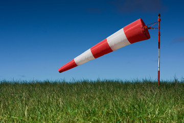 vent m&eacute;t&eacute;o sens souffle temp&ecirc;te manche air herbe gazon pelouse b