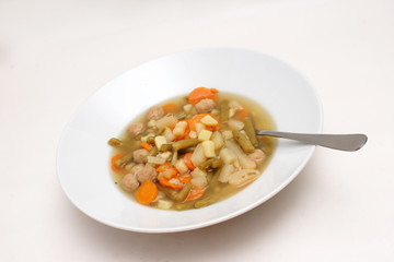 ein teller frischgemüse eintopf