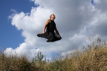 in den Wolken schweben