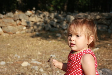 portrait de bébé fille au regard mélancolique