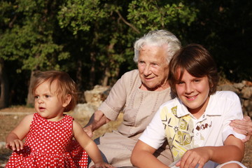 grand-mère et petits enfants