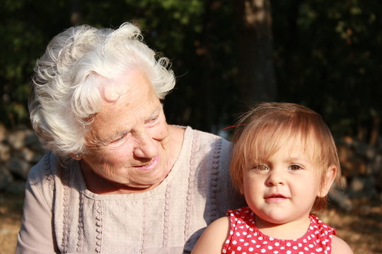 grand-m&egrave;re et sa petite fille