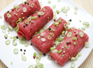 Frische rohe Rinderrouladen