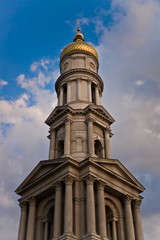 Fototapeta na wymiar Cerkiew w katedrze w Charkowie, na Ukrainie