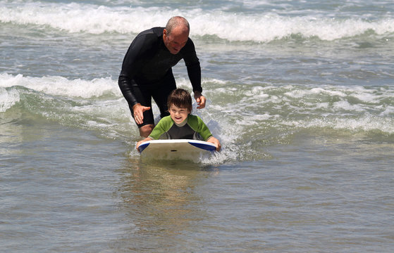 moniteur de surf avec son éléve