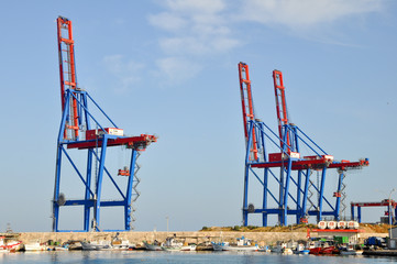 gruas en el puerto