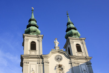 Fototapeta na wymiar Wieża kościoła z figurą