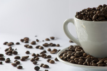 runde Tasse mit Kaffeebohnen Kaffee groß total