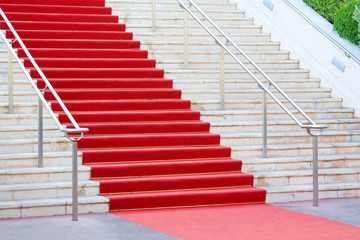 Roter Teppich auf einer Treppe