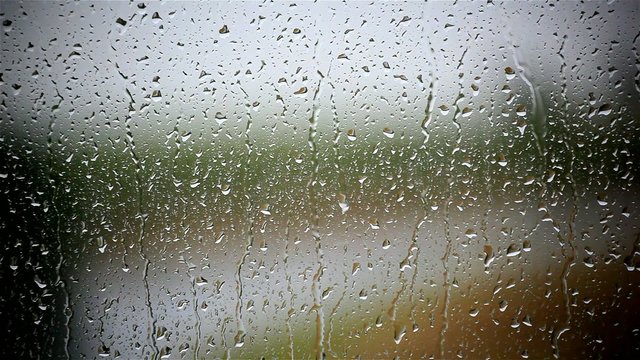 Regentropfen an einer Fensterscheibe