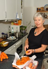 Eine Seniorin in der Küche I