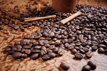 Kaffeebohnen mit Zimtstangen und Tasse