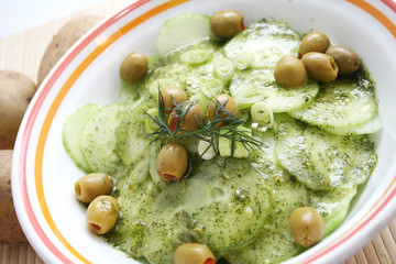 Gurkensalat mit Oliven
