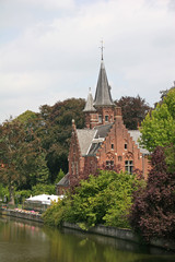 Fototapeta na wymiar house by lake in Bruges