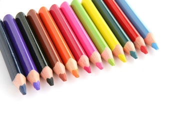 Crayons de couleur sur fond blanc