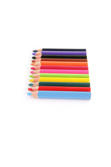 Crayons de couleur sur fond blanc