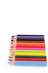 Crayons de couleur sur fond blanc