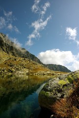 Fototapeta premium Mountain lak and boulder
