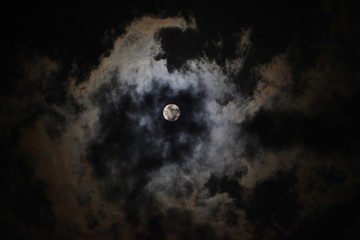 Fototapeta na wymiar Niebo księżyc i chmury (2)