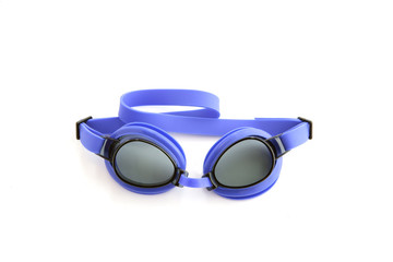 Lunettes de natation bleues sur fond blanc