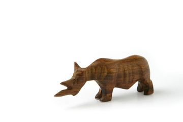 Rhinocéros en bois sur fond blanc