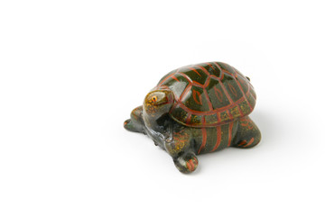 Tortue en terre cuite sur fond blanc