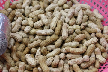 Erdnüsse in Schale im Korb