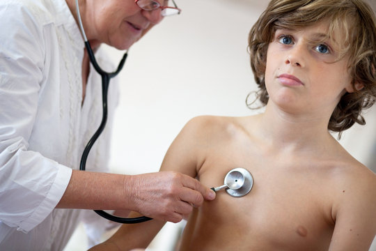 grippe A virus sympt&ocirc;me malade enfant docteur st&eacute;toscope