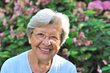 Seniorin im Garten VII