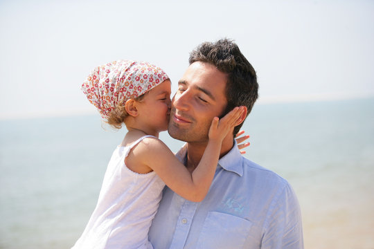 petite fille embrassant un homme sur la joue