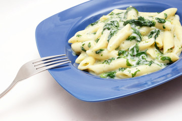 nudeln in würziger gorgonzolasauce mit blattspinat
