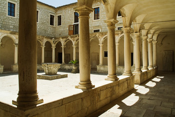Blick in einen Kreuzgang mit S&auml;ulen
