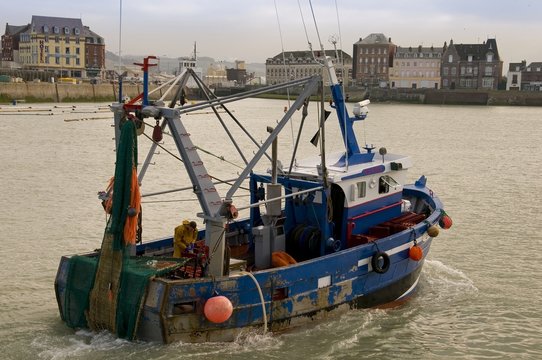 Fototapeta Le retour au port des marins pêcheurs sur leurs chalutiers - Le