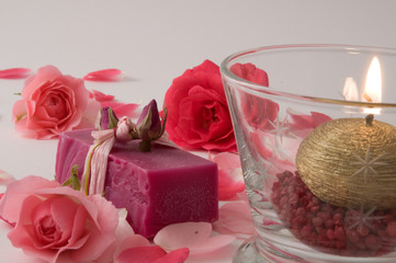 Rosenseife mit Rosenblüten und Windlicht