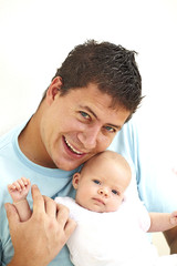 junger papa mit baby