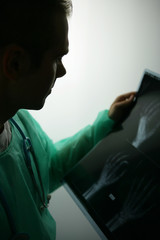 Homme regardant une radiographie