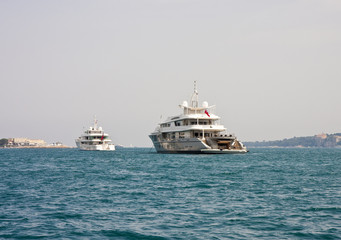 Fototapeta na wymiar Dwa luksusowe jachty Off Cannes