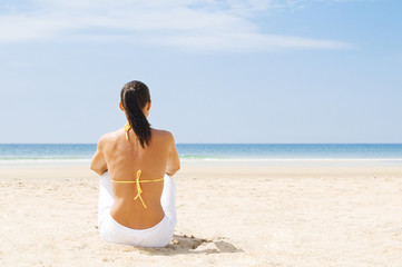 Junge Frau blickt auf das Meer