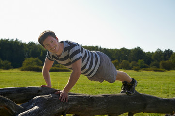 junger Mann beim Fitness in der Natur