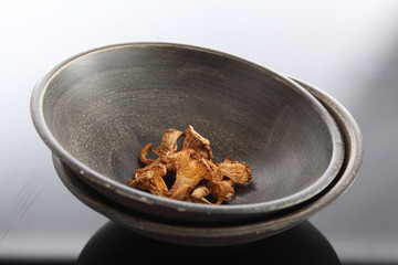 Pfifferlinge in brauner Holzschale